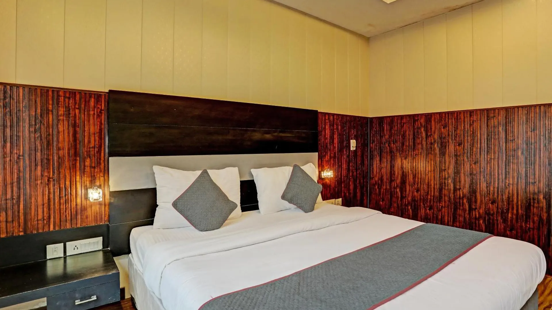 Townhouse Tipsyy Inn 16 Gurgaon 4*,
